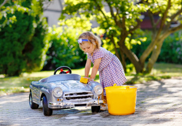 Bald ist Ferienbeginn: Warum eine Autowäsche jetzt sinnvoll ist